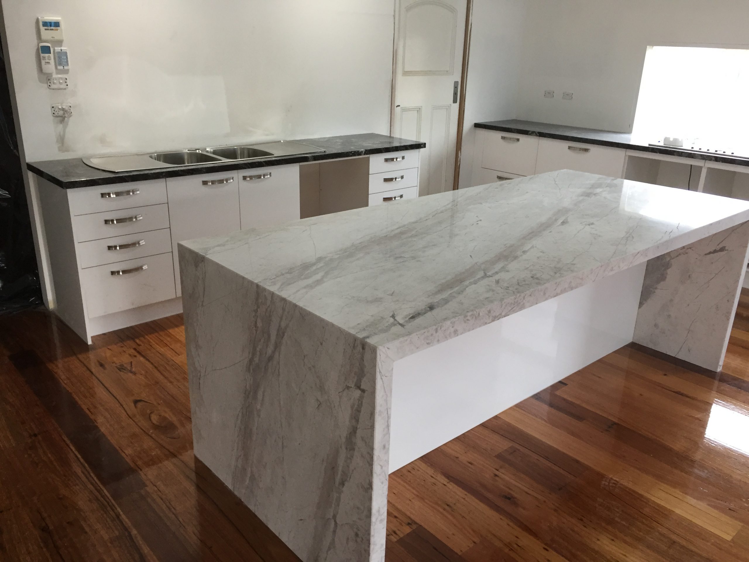 pearl-white-dolomite-with-jet-mist-granite-cooktop